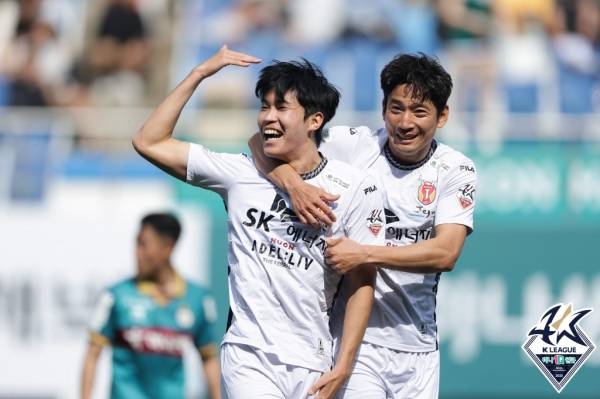 지난 4월 열린 대전하나시티즌과의 경기에서 득점 후 환호하는 제주 김봉수(왼쪽)의 모습. 사진=프로축구연맹