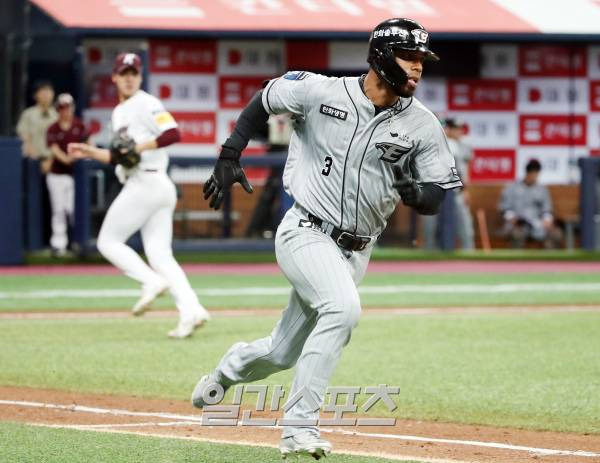 2023 KBO 프로야구 키움히어로즈와 한화이글스의 경기가 25일 오후 서울 고척스카이돔에서 열렸다. 4회초 2사 1,2루 윌리엄스가 1타점 적시타를 치고 달려나가고 있다. 고척=김민규 기자 mgkim1@edaily.co.kr /2023.07.25/