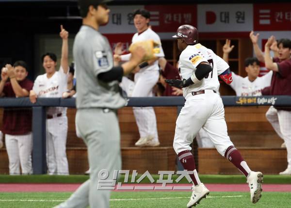2023 KBO 프로야구 키움히어로즈와 한화이글스의 경기가 26일 오후 서울 고척스카이돔에서 열렸다. 1회말 2사 도슨이 문동주를 상대로 솔로홈런을 치고 1루로 달려나가고 있다. 고척=김민규 기자 mgkim1@edaily.co.kr /2023.07.26/