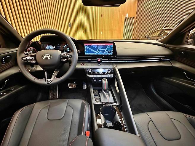 더 뉴 아반떼 N 라인 실내 / 출처=IT동아