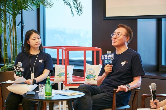 김준 SK이노베이션 부회장(오른쪽)이 지난 24일 서울 종로구 SK서린빌딩에서 열린 신입사원과의 대화 '전지적 CEO 시점'에서 질문에 답하고 있다. 사진 SK이노베이션