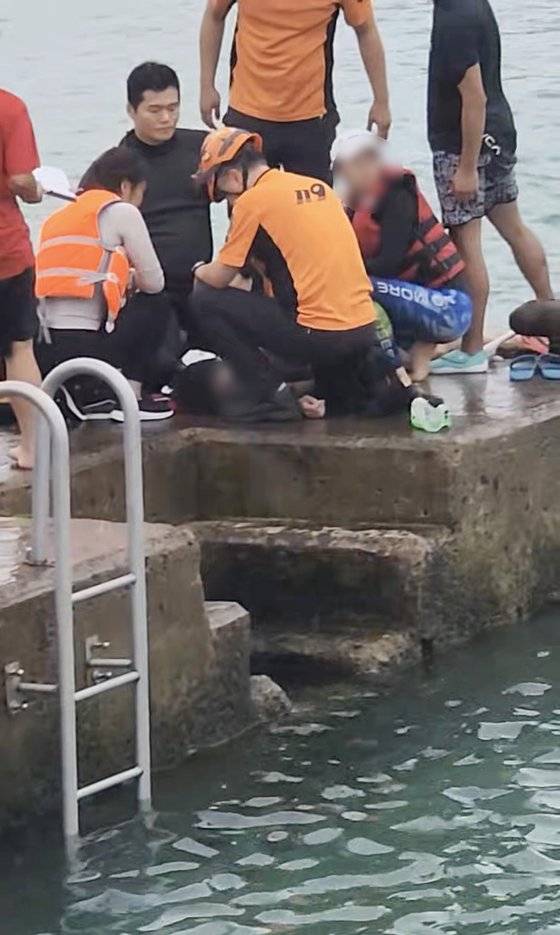 지난 25일 이씨와 강씨 부부가 제주시 판포포구에서 물에 빠진 물놀이객에게 심폐소생술을 실시하고 있다. 소방청 제공