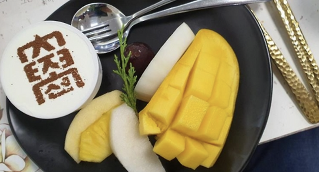 '조선'이라고 쓴 수제 티라미수가 포함된 백마회관 특별 디저트 / 사진 = 군인권센터 제공