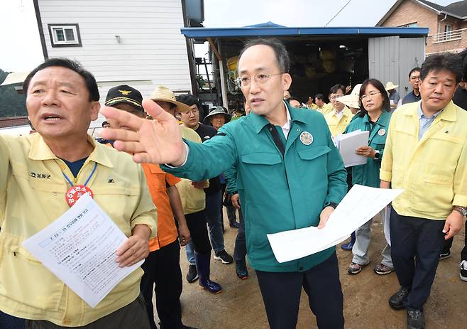 추경호 경제부총리 겸 기획재정부 장관이 지난 21일 집중호우로 인해 산사태 피해를 입은 경북 봉화 동막골마을을 찾아 관계자의 설명을 듣고 있다. [사진 출처=기재부]