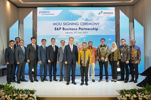 A MOU signing ceremony between POSCO International and state-owned oil and gas company Pertamina Hulu Energi (PHE) held in Tangerang, Indonesia. [Courtesy of POSCO International]