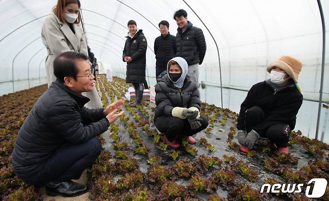 이정식 고용노동부 장관이 31일 오후,경기도 포천시 시설작물재배 농가를 방문, 외국인 근로자들과 대화를 나누고 있다. (고용노동부 제공) 2023.1.31/사진=뉴스1