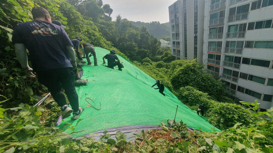 산사태 현장 예방단이 산사태 취약 지역을 찾아 안전 점검을 실시하고 있다. 파주시청 제공