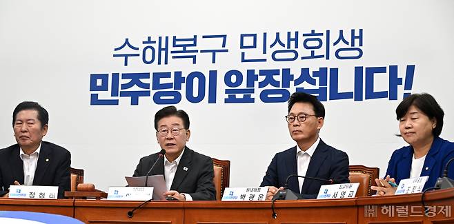 이재명(왼쪽 두번째) 더불어민주당 대표가 26일 서울 여의도 국회에서 열린 최고위원회의에 참석해 발언하고 있다. 임세준 기자