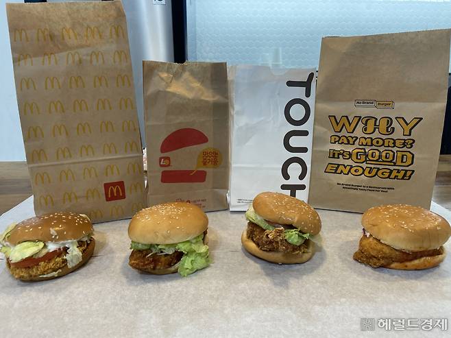 주요 프랜차이즈버거 브랜드의 닭가슴살 버거. 왼쪽부터 맥도날드 맥스파이시 상하이버거·롯데리아 핫크리스피버거·맘스터치 휠렛버거·노브랜드버거 스리라차치킨버거가 놓여있다. 전새날 기자