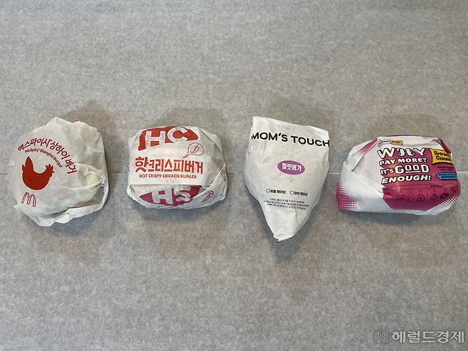 주요 프랜차이즈버거 브랜드의 닭가슴살 버거. 왼쪽부터 맥도날드 맥스파이시 상하이버거·롯데리아 핫크리스피버거·맘스터치 휠렛버거·노브랜드버거 스리라차치킨버거가 놓여있다. 전새날 기자