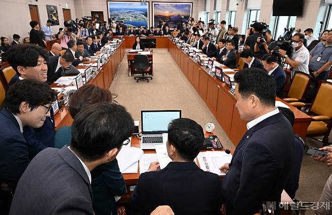 26일 서울 여의도 국회에서 국토교통위원회 전체회의가 열린 가운데 회의 시작 전 여야 간사가 회의 진행과 관련해 위원장과 논의 하고 있다. 임세준 기자