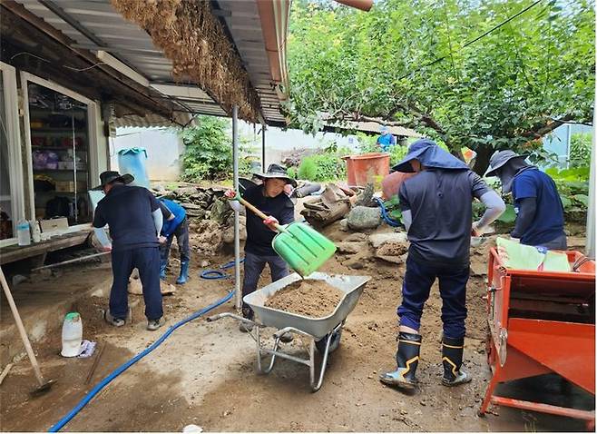 [안동=뉴시스] 경북도농업기술원 직원들이 지난 21일 문경시 동로면의 호우피해 농가에서 복구활동을 하고 있다. (사진=경북도 제공) 2023.07.26 *재판매 및 DB 금지