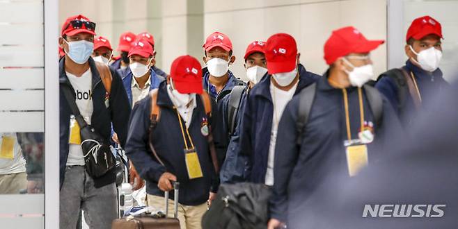 [인천공항=뉴시스] 정병혁 기자 = 지난달 20일 오전 인천국제공항 제2터미널 입국장에서 네팔에서 온 외국인근로자들이 입국하고 있다. 고용노동부는 최근 5년간 매년 5만~6만명 수준이었던 외국인 근로자 도입 규모를 올해 11만명으로 늘렸다. 외국인 고용허가제가 도입된 이후 역대 최대 규모다. 2023.06.20. jhope@newsis.com