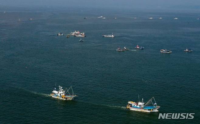 [보성=뉴시스] 변재훈 기자 = 26일 오후 전남 보성군 회천면 앞 바다에서 어선들이 욱일기를 단 채 후쿠시마 오염수 모형을 방류하는 선박을 에워싸는 해상 시위를 펼치고 있다. 2023.07.26. wisdom21@newsis.com