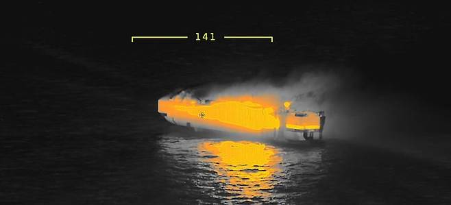 [서울=뉴시스]북해에서 화염에 휩싸인 화물선 프리맨틀 하이웨이의 모습. 26일 북해에서 3000대 가까운 차량들을 적재한 화물선 '프리맨틀 하이웨이'에서 발생한 화재가 통제 불능 상태로 번지면서 선원 1명이 숨지고 다른 선원들이 다쳤으며 선박이 침몰할 위기에 처했다고 네덜란드 해안경비대가 밝혔다. 침몰 시 생태계 대재앙도 우려된다. <사진 출처 : 프로젝트카고저널닷컴> 2023.07.26