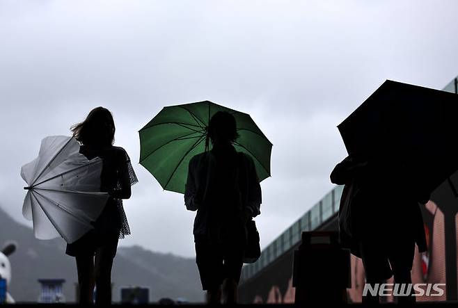 [서울=뉴시스] 정병혁 기자 = 서울 전역에 호우주의보가 내려진 23일 오후 서울 종로구 광화문광장을 찾은 시민들이 우산을 쓴 채 이동하고 있다. 2023.07.23. jhope@newsis.com