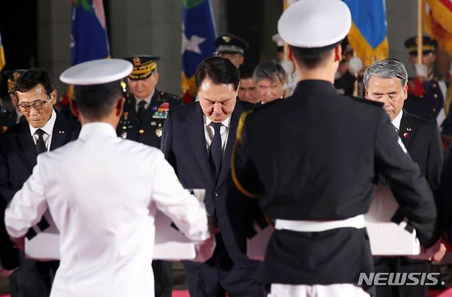 [성남=뉴시스] 홍효식 기자 = 윤석열 대통령이 26일 경기도 성남 서울공항에서 열린 국군 전사자 유해 봉환 행사에서 국군 전사자에 묵념하고 있다. 2023.07.26. yesphoto@newsis.com