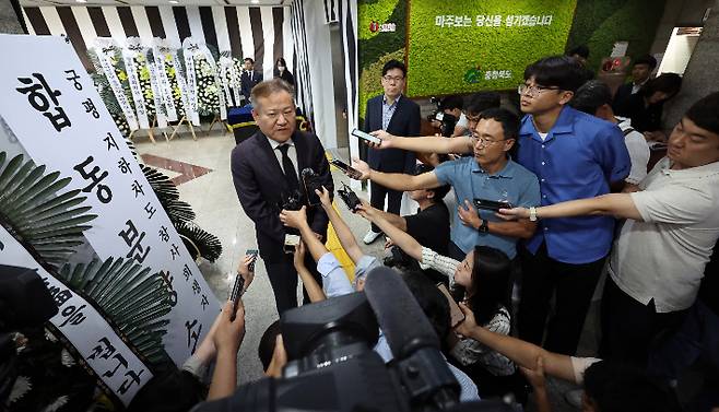 이상민 행안부 장관이 26일 충북도청에 마련된 오송 지하차도 사고 희생자 합동분향소를 방문해 취재진과 인터뷰하고 있다. 연합뉴스