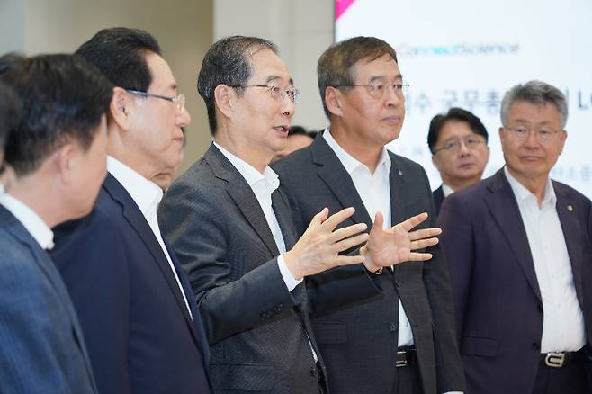 한덕수 국무총리가 LG화학 여수공장에서 수전해 기술 개발 현황에 대한 설명을 듣고 의견을 밝히고 있다. LG화학 제공