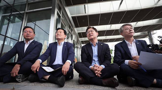 수원지검 앞에서 농성하는 민주당 의원들 (사진=연합뉴스)