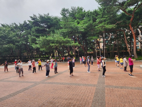 강북솔밭그린공원 ‘국민댄조 어르신 파크’에서 주민들이 국민댄조 운동을 하고 있다