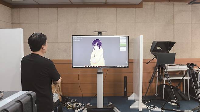 서울시 강서구청이 지난 2월 시작한 버튜버 강서구 새로미와 대화 중인 강서구 기자.[사진=더스쿠프 포토]&nbsp;