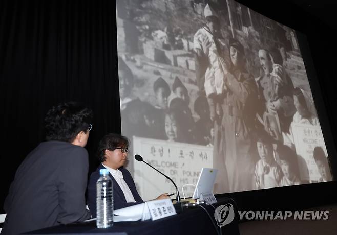 영상자료원, 한국전쟁 후 재건 담은 기록영상 공개 (서울=연합뉴스) 박동주 기자 = 26일 오전 서울 마포구 시네마테크 KOFA에서 한국영상자료원 측이 한국전쟁 직후 재건사업의 모습을 담은 기록영상을 공개하고 있다. 2023.7.26 pdj6635@yna.co.kr