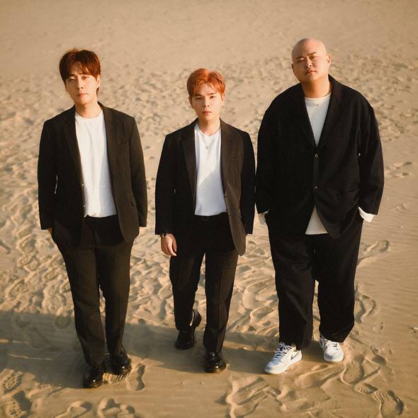 순순희. 왼쪽부터 윤지환, 기태, 미러볼