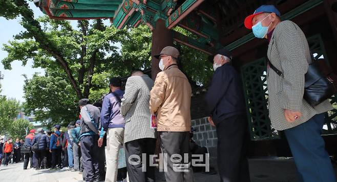 어버이날인 지난 5월 8일 오전 서울 종로구 탑골공원 일대에서 어르신들이 무료급식을 위해 기다리고 있다.(사진=이데일리 이영훈 기자)