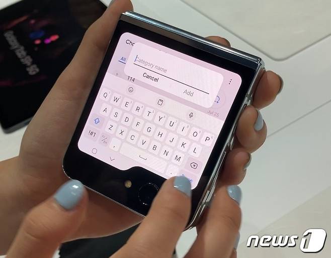 갤럭시Z플립5에서 문자 메시지를 보내는 모습. 2023.07.26