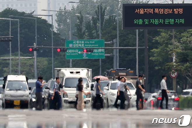 서울 지역의 낮 최고기온이 33도까지 올라 폭염경보가 발령된 20일 서울 영등포구 여의도 여의대로 일대 뜨겁게 달궈진 아스팔트 위로 아지랑이가 피어오르고 있다. 2023.7.20/뉴스1 ⓒ News1 민경석 기자