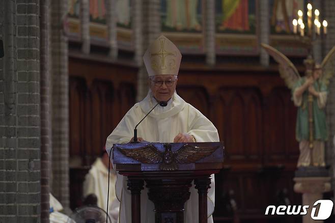 교황 강복 메시지를 낭독하는 유흥식 추기경(제공 주교회의 민족화해위원회)