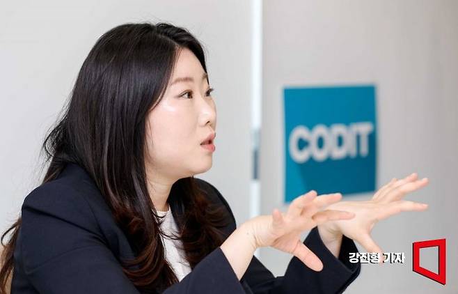 정지은 코딧 대표가 8일 서울 강남구 코딧 본사에서 인터뷰 하고 있다. 사진=강진형 기자aymsdream@