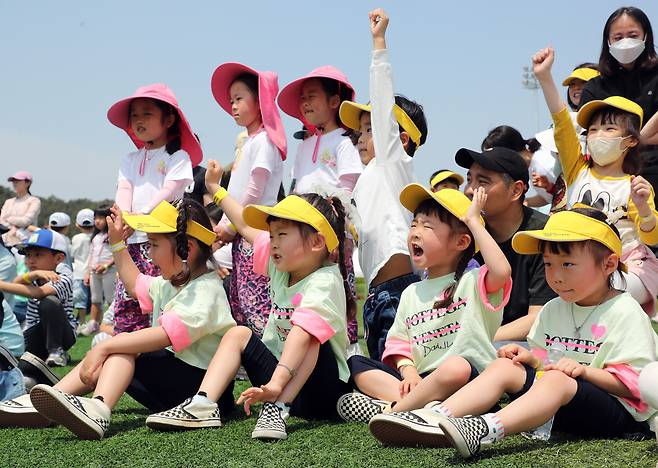 5월 13일 서울대학교 운동장에서 열린 '쌍둥이 플러스 홈커밍데이'에서 네쌍둥이 자매를 비롯한 다둥이들이 마술쇼를 보며 즐거워하고 있다. /조선DB