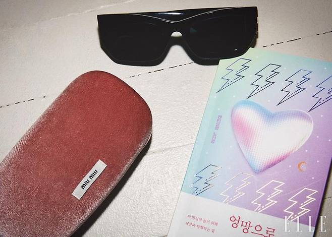 예린의 최애 선글라스. 처음으로 '내돈내산'한 책 〈엉망으로 살자〉. 마인드콘트롤에 좋다.