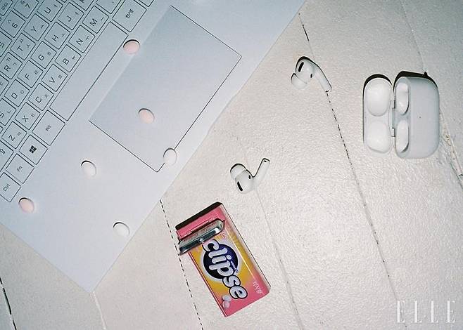 지민이 긴장할 때마다 먹는 이클립스 캔디. 하루 7시간 정도 음악을 듣는 내 귀, 에어팟. 대학생활의 절친, 노트북과 아이드롭.