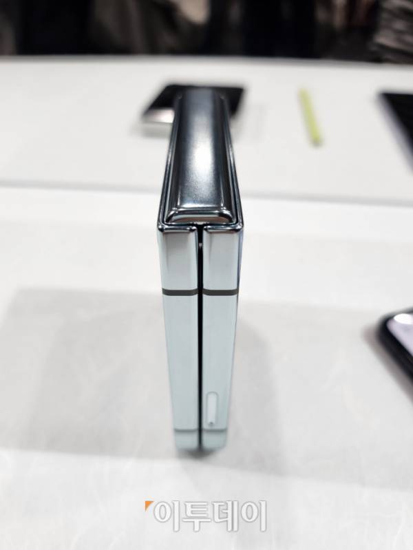 ▲들뜨는 유격 현상 사라진 갤럭시Z플립5. 유진의 기자 jinny0536@