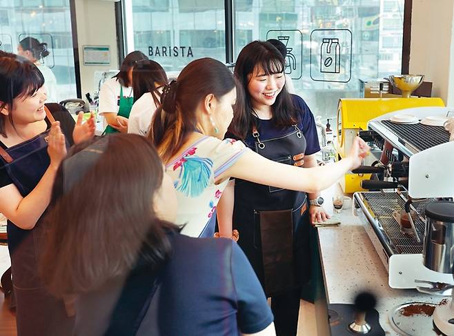 이론 수업을 마치고 곧바로 실기 교육을 하고 있다.