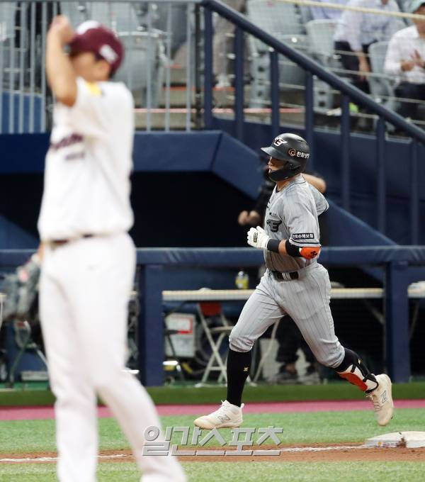 2023 KBO 프로야구 키움히어로즈와 한화이글스의 경기가 25일 오후 서울 고척스카이돔에서 열렸다. 8회초 2사 1,2루 이진영이 스리런홈런을 치고 베이스를 돌고 있다. 고척=김민규 기자 mgkim1@edaily.co.kr /2023.07.25/