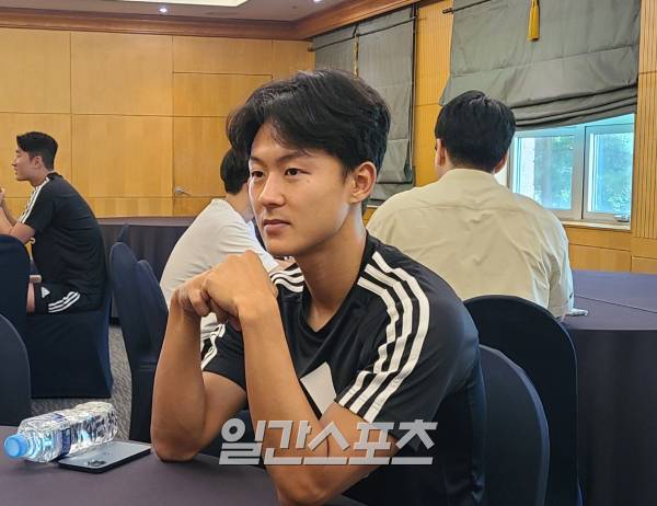 팀K리그 이승우가 27일 서울 메이필드호텔 데이지홀에 열린 팀K리그 미디어 자율 인터뷰에 참석해 취재진의 질의에 답하고 있다. 강서구=김우중 기자