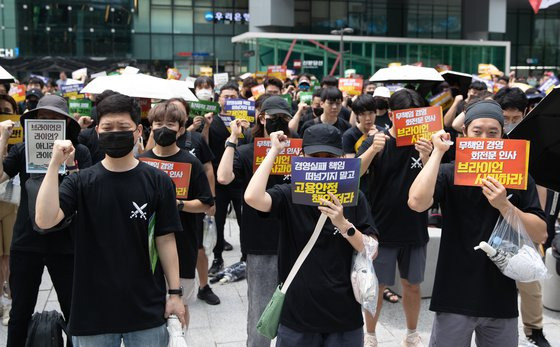 (성남=뉴스1) 이재명 기자 = 전국화학섬유식품산업노동조합 카카오지회 크루유니언 조합원들이 26일 오후 경기도 성남시 분당구 카카오 판교아지트 앞에서 열린 ‘무책임 경영 규탄·고용 불안 해소’ 위한 카카오 공동체 1차 행동에서 손 피켓을 들고 구호를 외치고 있다. 2023.7.26/뉴스1