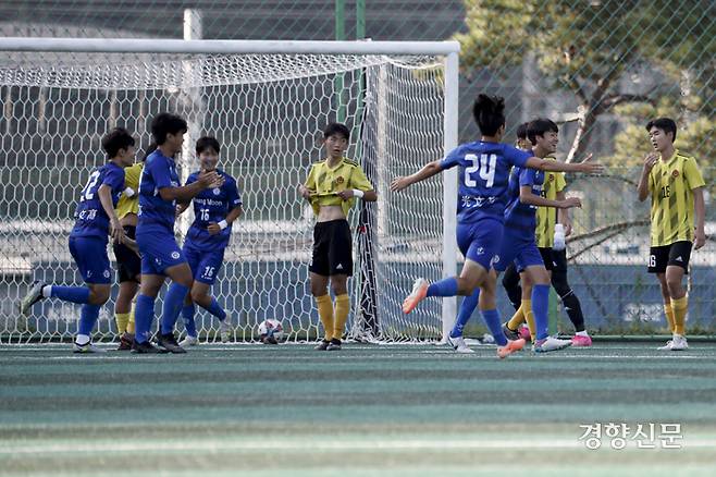 경기 광문고가 27일 충북 제천축구센터에서 열린 2023 대통령금배 고등U17 유스컵 10강, 서울 중앙고와의 경기에서 득점 후 세레모니를 하고 있다. 문재원 기자