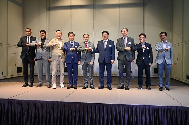 Officials and representatives from Pakistan and Korea pose for a group photo at the Pakistan-Korea trade and investment conference seeking Korean investments at the Ambassador Hotel in Seoul, Thursday. (Sanjay Kumar/The Korea Herald)