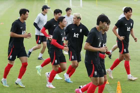 The U-24 football team trains at the Paju National Football Center in Paju, Gyeonggi on Tuesday. [NEWS1]