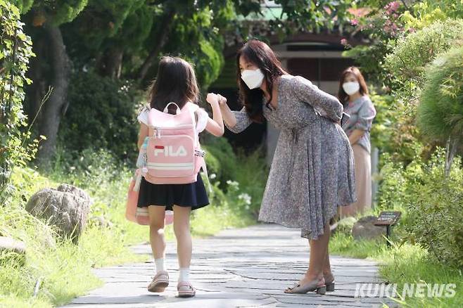 서울 한 초등학교의 학생들이 등교를 하며 선생님과 인사하고 있다.  사진=박효상 기자