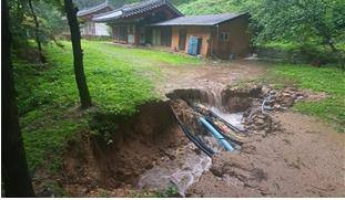 지난 13일 내린 집중호우로 영주 부석사 조사당 진입로가 유실됐다.(경북도 제공) 2023.07.27.