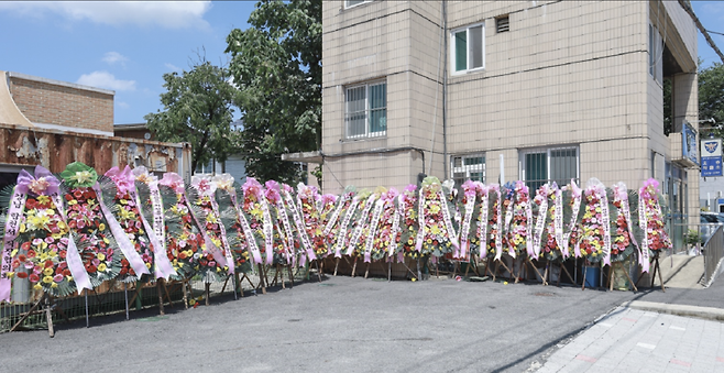 청주 오송 지하차도 사고 당시 112신고를 처리하는 과정에서 부실하게 대응했다는 의혹을 받는 오송파출소 앞에 27일 응원 화환이 늘어서 있다. / 사진=전국경찰직장협의회 제공