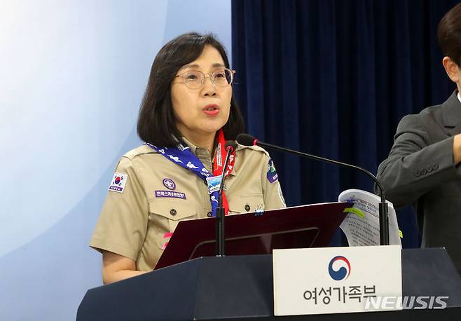[서울=뉴시스] 배훈식 기자 = 김현숙 여성가족부 장관이 지난 25일 오후 서울 종로구 정부서울청사에서 2023 새만금 제25회 세계스카우트 잼버리 준비 상황을 발표하고 있다. 2023.07.27. dahora83@newsis.com