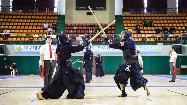 제26회 총장기 전국고등학교 검도선수권대회에서 출전한 선수들이 겨루기를 하고 있다. 대구대 제공