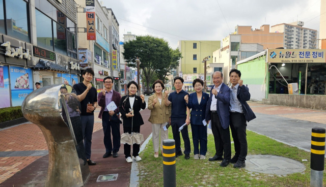 ▲전남 여수시 여문지구가 지역구인 여수시 의회 민덕희‧김행기‧백인숙‧이미경 의원등 4명이 여문지구 문화의거리 활성화를 위해 관계자들과 함께 현장활동을 벌이고 있다. ⓒ여수시 의회